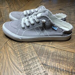 Obtain slide on sneakers size 9